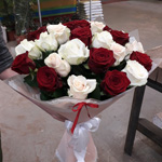 23 красных и кремовых местных роз в упаковке