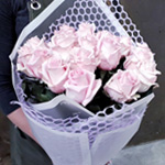 15 нежно-розовых роз в упаковке