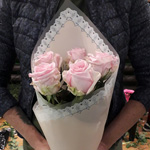5 местных розовых роз в упаковке