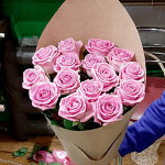 15 розовых местных роз в крафте